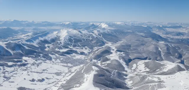 Chaînes de montagnes enneigées avec des sommets escarpés et des vallées recouvertes de neige