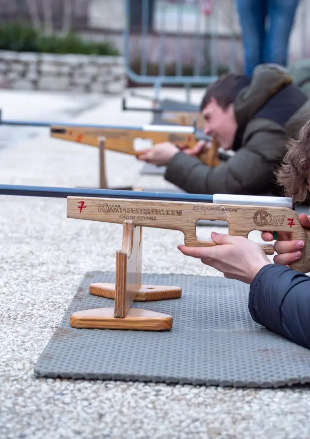 Bambino seduto sul pavimento che gioca con cubi di legno dai colori vivaci