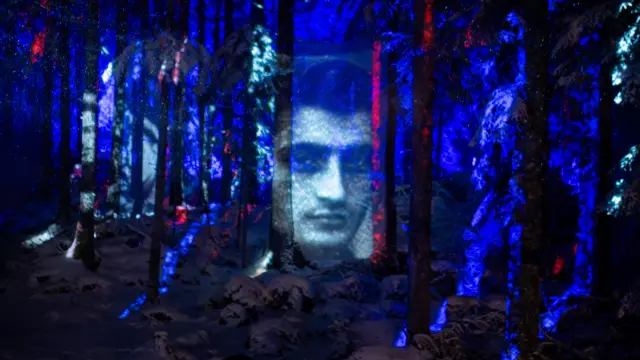 Vista notturna di un parco illuminato da fari blu, con alberi e vialetti