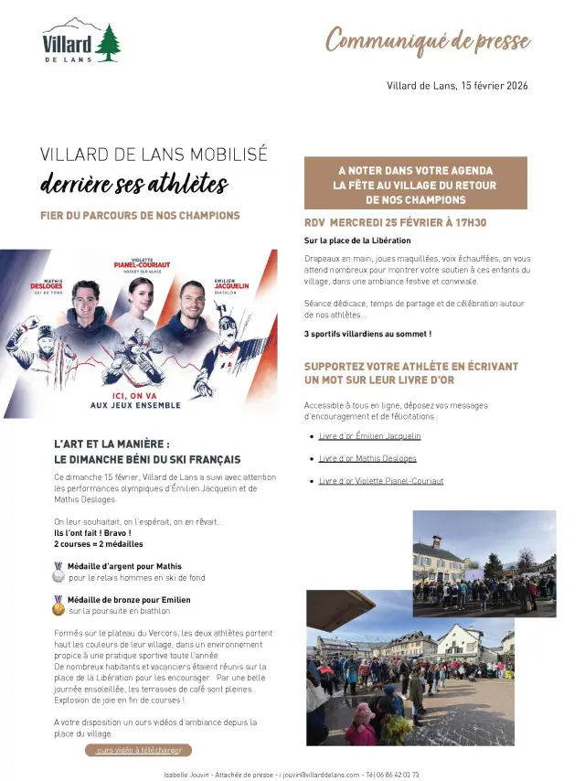Cerimonia di consegna di trofei a atleti locali in una sala municipale