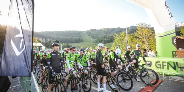 Groupe de cyclistes en tenue de sport sur une route de campagne