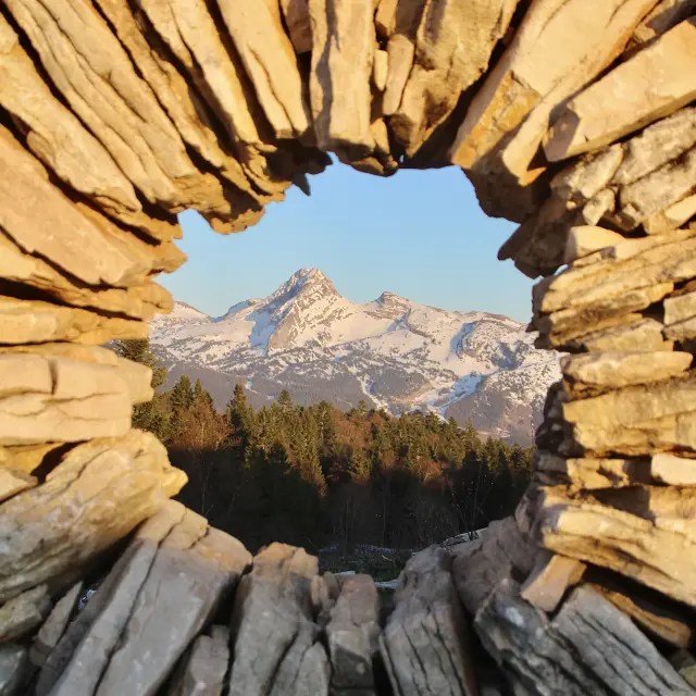 Percorso di arrampicata in pietra con vista su una montagna innevata