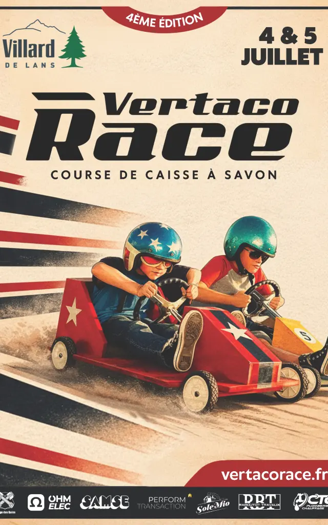 Deux pilotes en combinaison de course dans une caisse à savon rouge et orange sur une piste de course