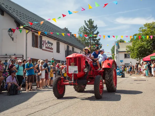 Défilé de chars décorés avec des drapeaux multicolores et des personnages en costume