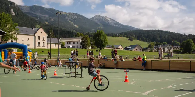Participants à une course cycliste sur un parcours en montagne avec des spectateurs